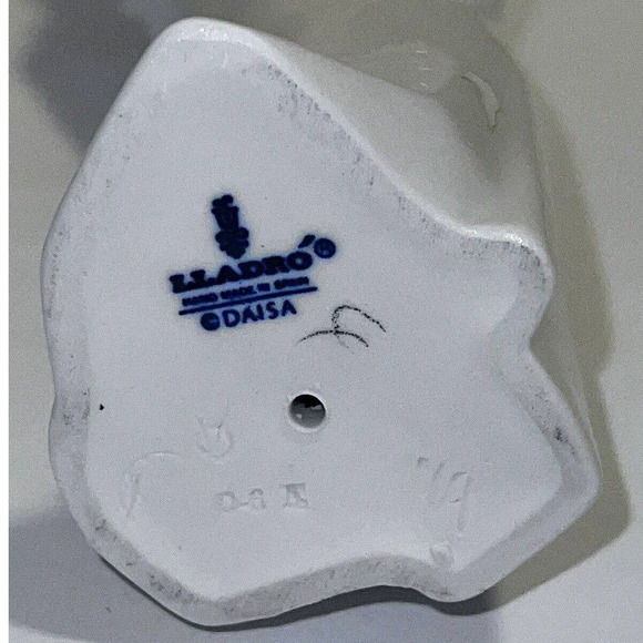 Vintage Lladro Boy In Nightgown Boy Kissing Figurine Spain #4869 - Retired - Picture 8 of 9